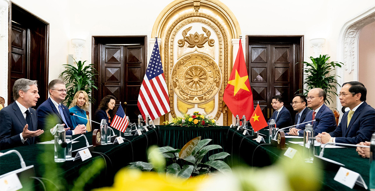 Nhận lời mời của Bộ trưởng Ngoại giao Bùi Thanh Sơn, Ngoại trưởng Hoa Kỳ Antony Blinken thăm Việt Nam từ ngày 14-16/4. Sáng 15/4, tại Nhà khách Chính phủ, Bộ trưởng Ngoại giao Bùi Thanh Sơn đã đón và hội đàm với Ngoại trưởng Hoa Kỳ Antony Blinken. (Ảnh: TTXVN) Bài 1: Khẳng định bản sắc