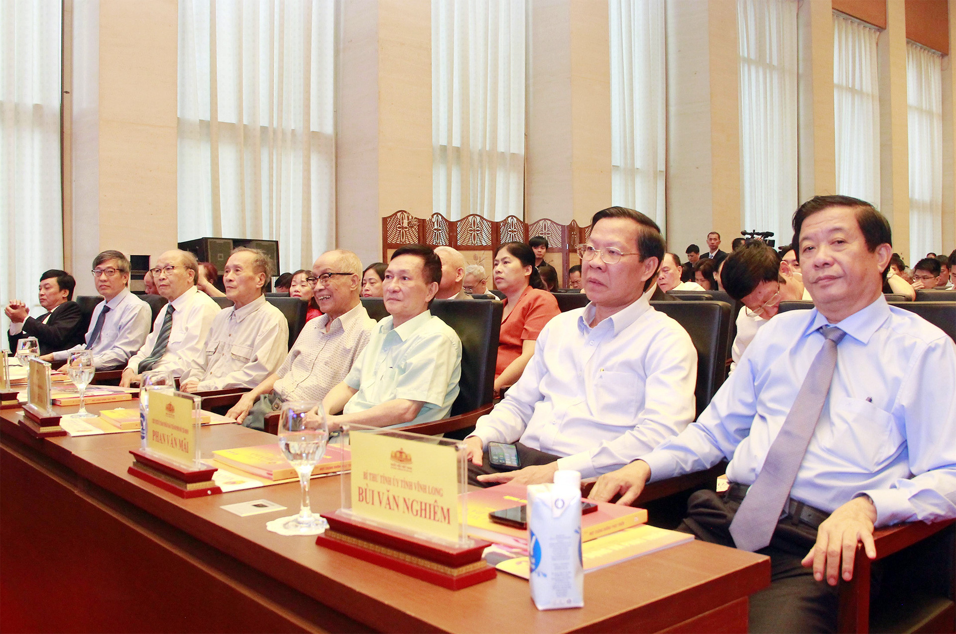 Các đại biểu dự buổi lễ. Ảnh: Khánh Duy Báo Đại biểu Nhân dân hoàn thành tốt sứ mệnh vẻ vang là “Tiếng nói của Quốc hội, diễn đàn của đại biểu Quốc hội, Hội đồng Nhân dân và cử tri”