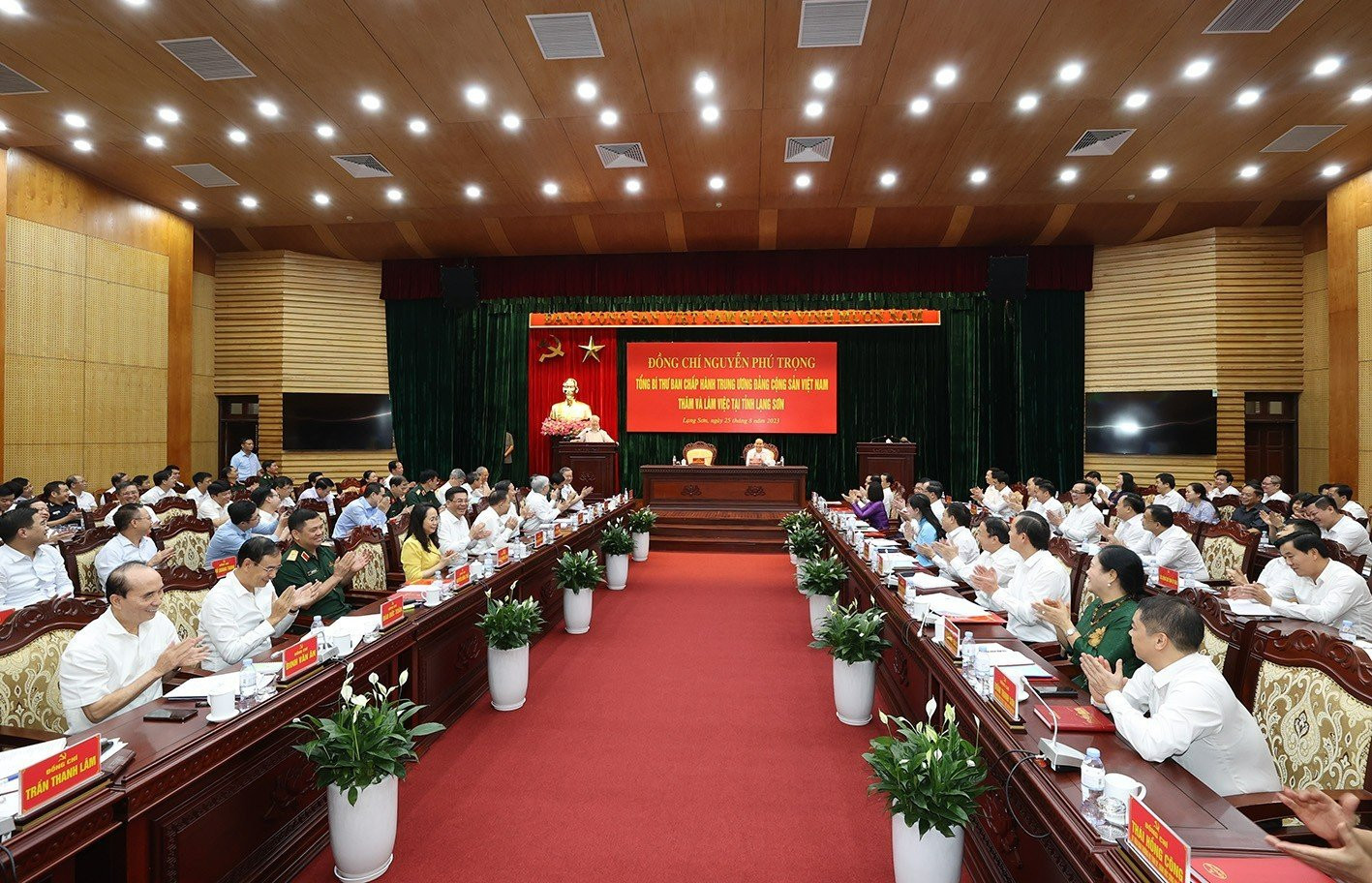 Xây dựng Lạng Sơn phát triển nhanh, bền vững, sớm trở thành tỉnh có dịch vụ, nông nghiệp, công nghiệp phát triển theo hướng hiện đại ảnh 2 z4635842032476_2d090a309b28232015e24115e5010354.jpg -0