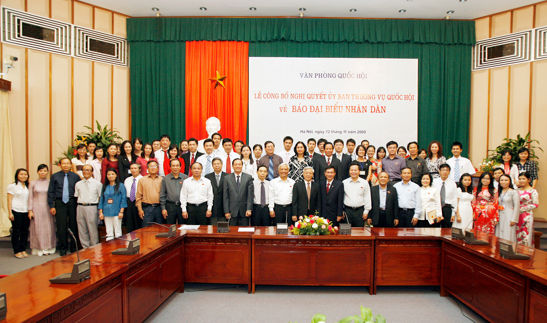 Chủ tịch Quốc hội Nguyễn Phú Trọng với các đại biểu cùng toàn thể Ban Biên tập, cán bộ, phóng viên, biên tập viên, kỹ thuật viên Báo Đại biểu Nhân dân tại Lễ công bố Nghị quyết của Ủy ban Thường vụ Quốc hội về Báo Đại biểu Nhân dân, ngày 12.11.2009 “Tờ báo của chúng ta bây giờ là tiếng nói của Quốc hội, diễn đàn của đại biểu Quốc hội và cử tri” -0