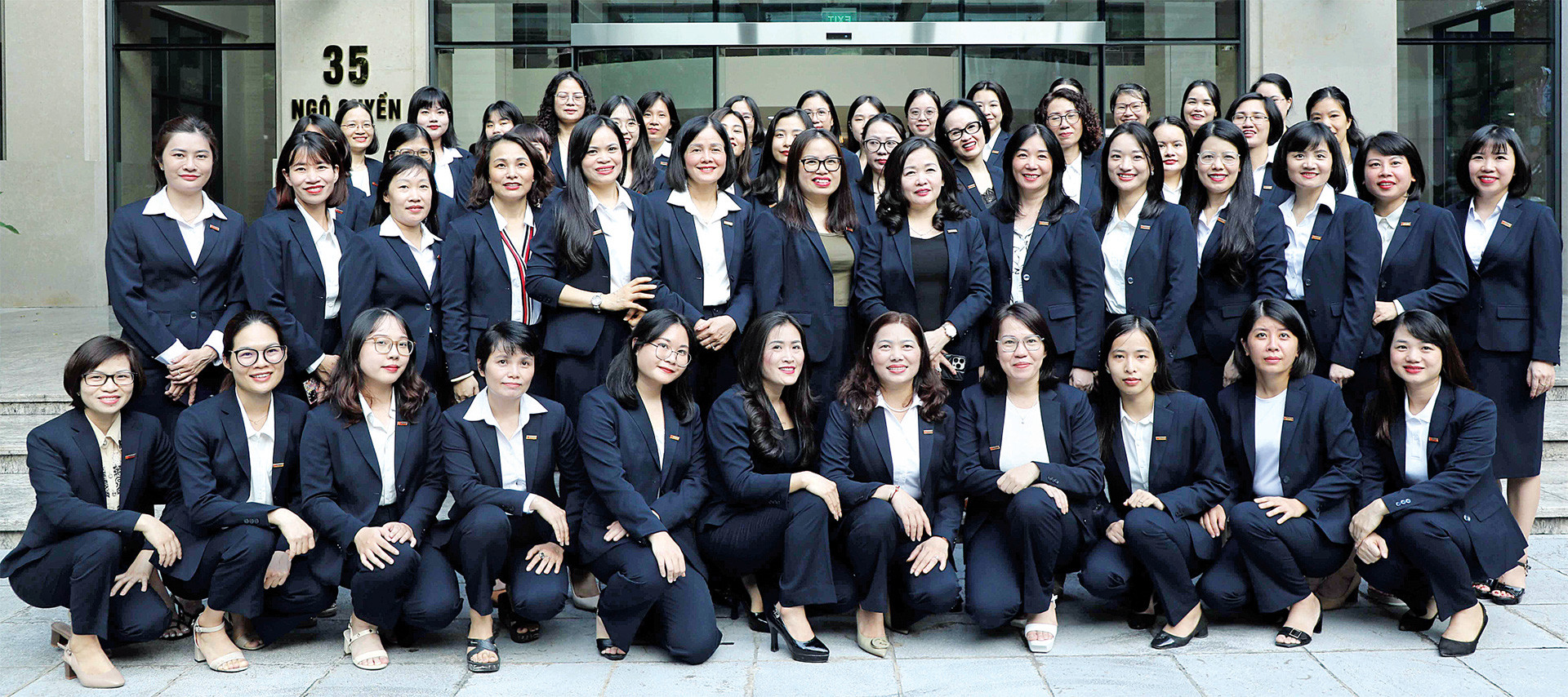 Tổng Biên tập Phạm Thị Thanh Huyền với các nữ cán bộ, phóng viên, biên tập viên Báo Đại biểu Nhân dân. Ảnh: Hồ Long Qua Báo Đại biểu Nhân dân thấy hình ảnh sinh động của một Quốc hội chủ động, năng động, hiệu quả, trách nhiệm và trí tuệ -0