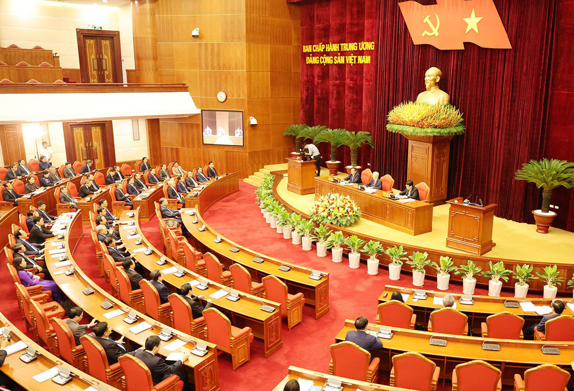 Tiếp tục lãnh đạo, chỉ đạo thực hiện chương trình, kế hoạch đề ra với kết quả cao nhất, phấn đấu hoàn thành thắng lợi toàn diện Nghị quyết Đại hội XIII của Đảng -0