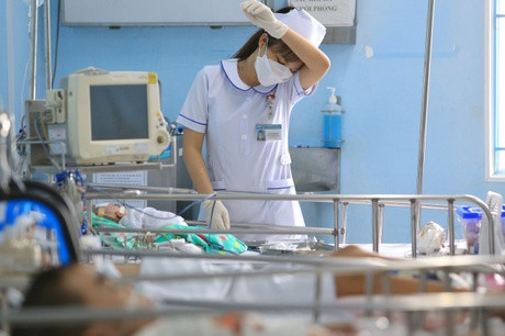 Y tế công cần cơ chế cởi trói để giảm áp lực cho bệnh viện và y bác sĩ, góp phần ngăn chặn tình trạng“chảy máu chất xám”. Ảnh: ITN Để thầy thuốc yên tâm cống hiến -0