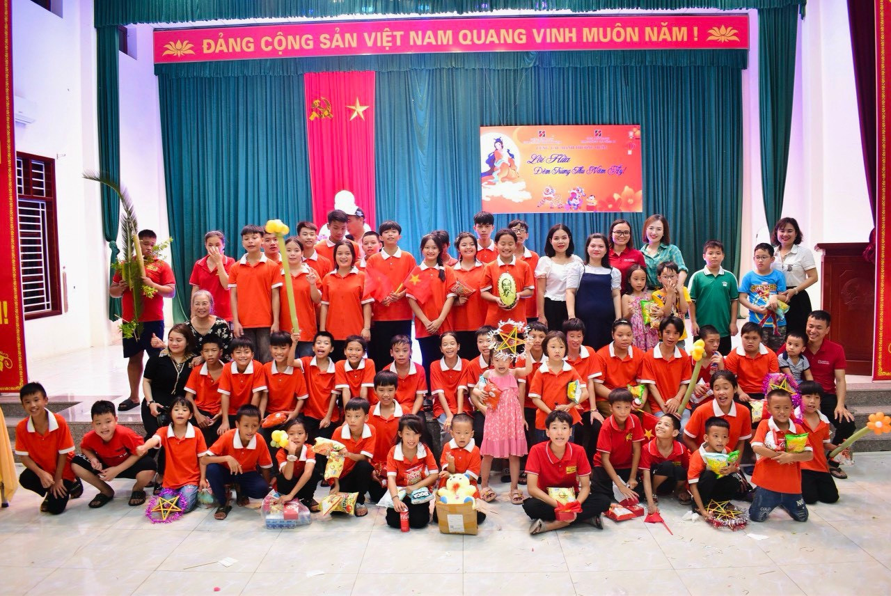 Chị Võ Thị Nhi (hàng trên cùng, đứng thứ 8 từ phải sang) cùng thực hiện "Lời hứa năm ấy" cho các em tại Làng trẻ mồ côi tỉnh Hà Tĩnh Tỏa sáng phẩm chất Phụ nữ Agribank: “Năng động - Sáng tạo - Nhân hậu- Đảm đang”