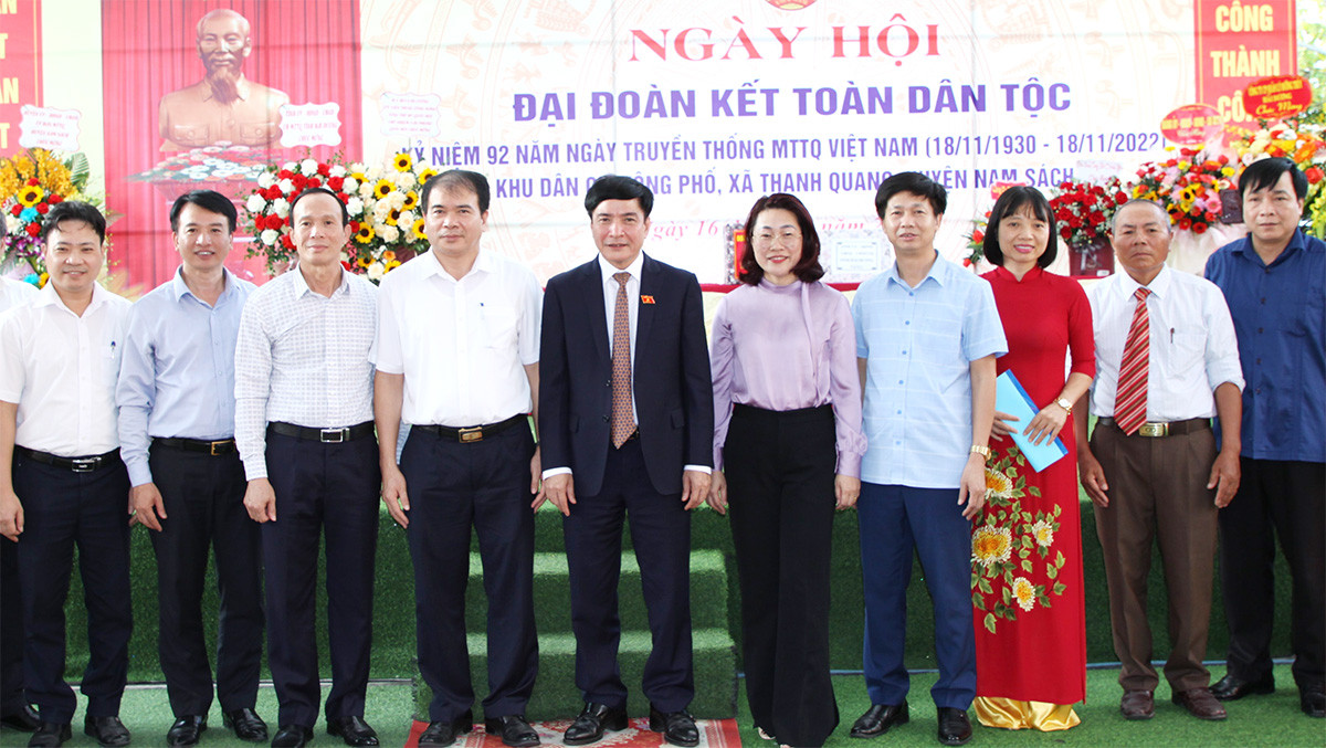 Tổng Thư ký Quốc hội, Chủ nhiệm Văn phòng Quốc Bùi Văn Cường chụp ảnh lưu niệm cùng tập thể lãnh đạo thôn Tông Phố, xã Thanh Quang, huyện Nam Sách, tỉnh Hải Dương Qua thử thách càng tỏa sáng một Quốc hội vì dân, vì nước -0