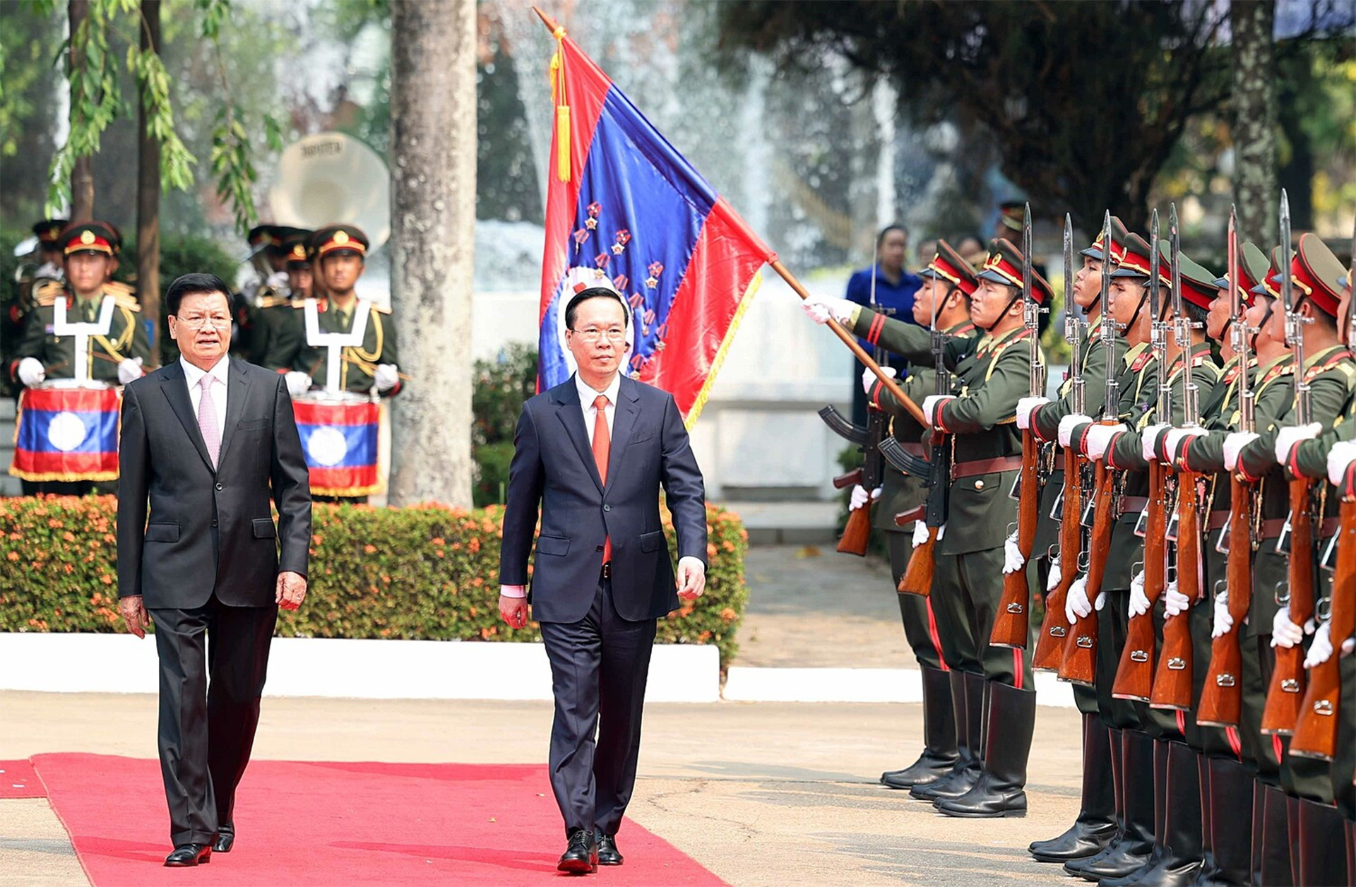 Nhận lời mời của Tổng Bí thư, Chủ tịch nước Cộng hòa Dân chủ Nhân dân Lào Thongloun Sisoulith, Chủ tịch nước Võ Văn Thưởng cùng đoàn đại biểu cấp cao Nhà nước CHXHCN Việt Nam đã thăm chính thức nước CHDCND Lào từ ngày 10 đến 11/4/2023. (Ảnh: TTXVN) Bài 1: Khẳng định bản sắc