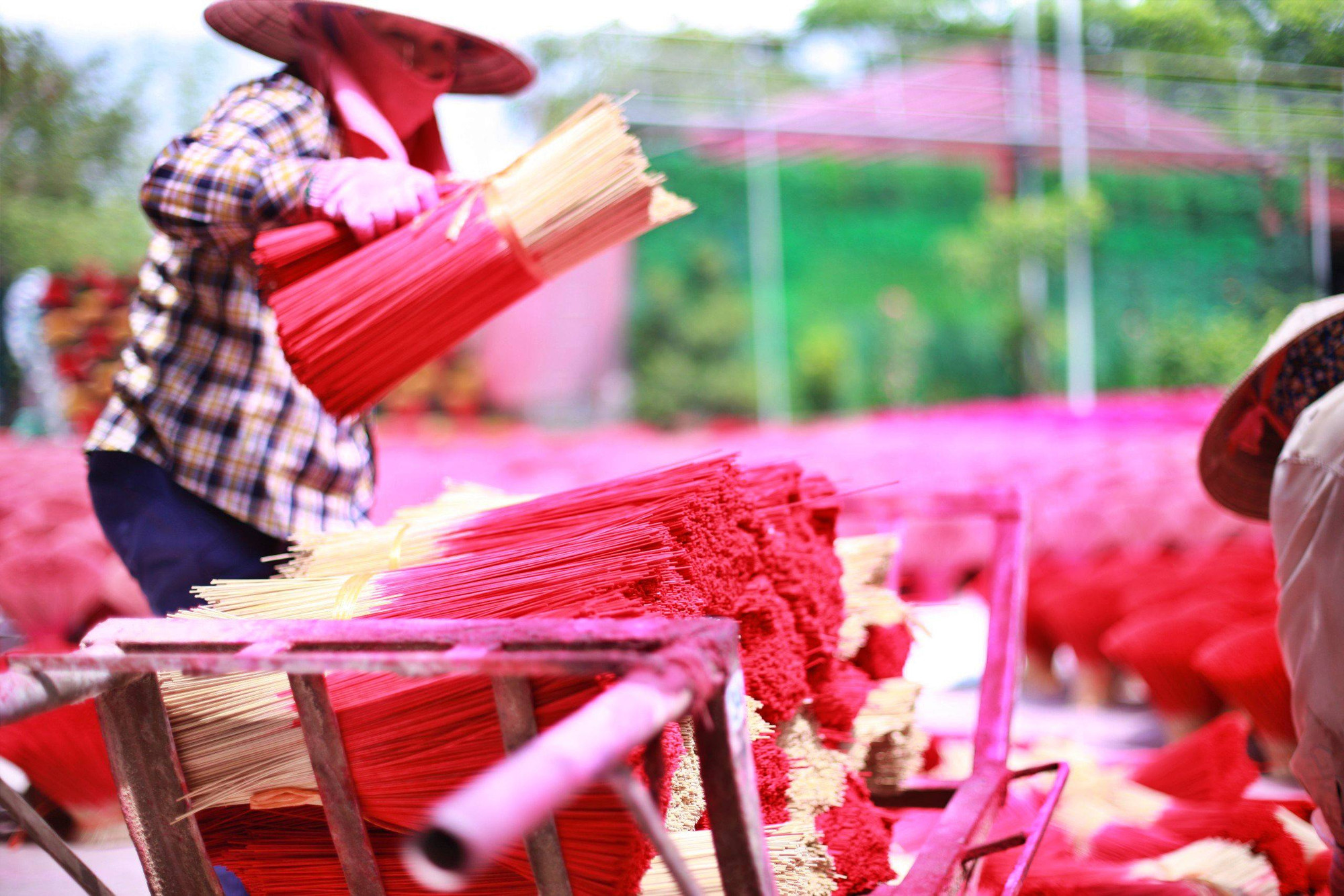 Sản xuất tăm hương là một công đoạn quan trong sản xuất hương đen truyền thống z5104607153852_6033cc9c9b8121090756ec239c0f7b3d.jpg -0