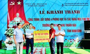 PVCFC trao biểu trưng tài trợ kinh phí 5 tỷ đồng xây dựng Trường Mầm non Ân Hòa. Ảnh: PVCFC