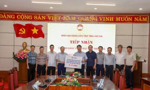 Tổng giám đốc EVN Nguyễn Anh Tuấn trao biểu trưng số tiền ủng hộ nhân dân tỉnh Lào Cai bị ảnh hưởng bởi thiên tai