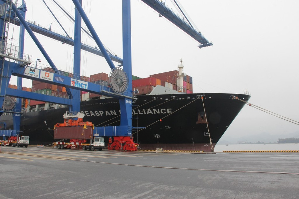 Hoạt động xuất nhập khẩu tại cảng container quốc tế Tân Cảng Hải Phòng (TC-HICT). Ảnh: T.Bình. 1258-img-9400.jpg
