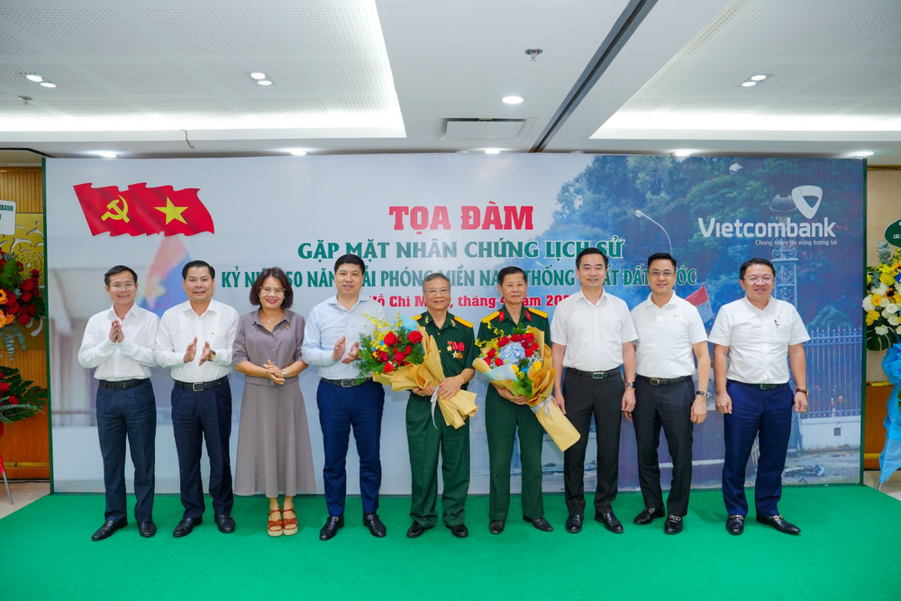 Các đại biểu chụp ảnh lưu niệm tại chương trình Các đại biểu chụp ảnh lưu niệm tại chương trình