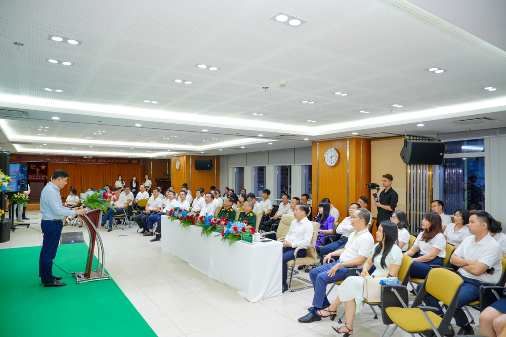 Ông Hồng Quang - Thành viên Hội đồng quản trị, Chủ tịch Công đoàn Vietcombank phát biểu khai mạc chương trình. Ảnh: VCB Ông Hồng Quang - Thành viên Hội đồng quản trị, Chủ tịch Công đoàn Vietcombank phát biểu khai mạc chương trình. Ảnh: VCB