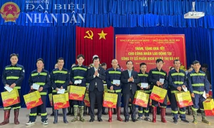 Phó Chủ nhiệm Ủy ban Xã hội Lâm Văn Đoan và Phó Chủ tịch HĐND tỉnh Lâm Đồng Đa Cát Vinh tặng quà Tết cho công nhân lao động Công ty Cổ phần đô thị dịch vụ TP. Đà Lạt