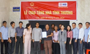 Đoàn ĐBQH tỉnh Đắk Lắk trao tặng 2 căn nhà tình thương cho hộ nghèo