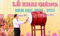 Chủ tịch Quốc hội Trần Thanh Mẫn dự Lễ khai giảng năm học 2024 - 2025 tại Trường THPT Phạm Hùng, tỉnh Vĩnh Long