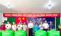 Tân Á Đại Thành trao tặng hàng trăm bồn nhựa Plasman, đồng hành người dân miền Tây vùng hạn mặn