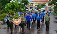 Đoàn Thanh niên Văn phòng Quốc hội dâng hương tại Nghĩa trang Liệt sĩ tại Hưng Yên