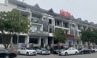 Phường Trung Hoà: Nhiều Showroom ô tô lấn chiếm vỉa hè, lòng đường