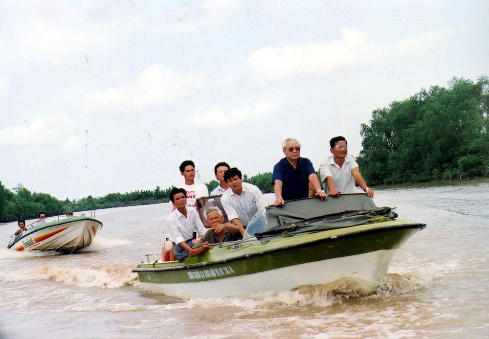 Nguyên Thủ tướng Chính phủ Võ Văn Kiệt. Trong ảnh là hình ảnh năm 1996, Thủ tướng Võ Văn Kiệt khảo sát trước khi đào kênh T5 (ở An Giang) với mục đích thoát lũ ra biển Tây. Năm 2009, kênh T5 được đặt tên là Võ Văn Kiệt. grab8c77dbai-5-8-1668702569991774678412-1669034651-20221122123629.jpg