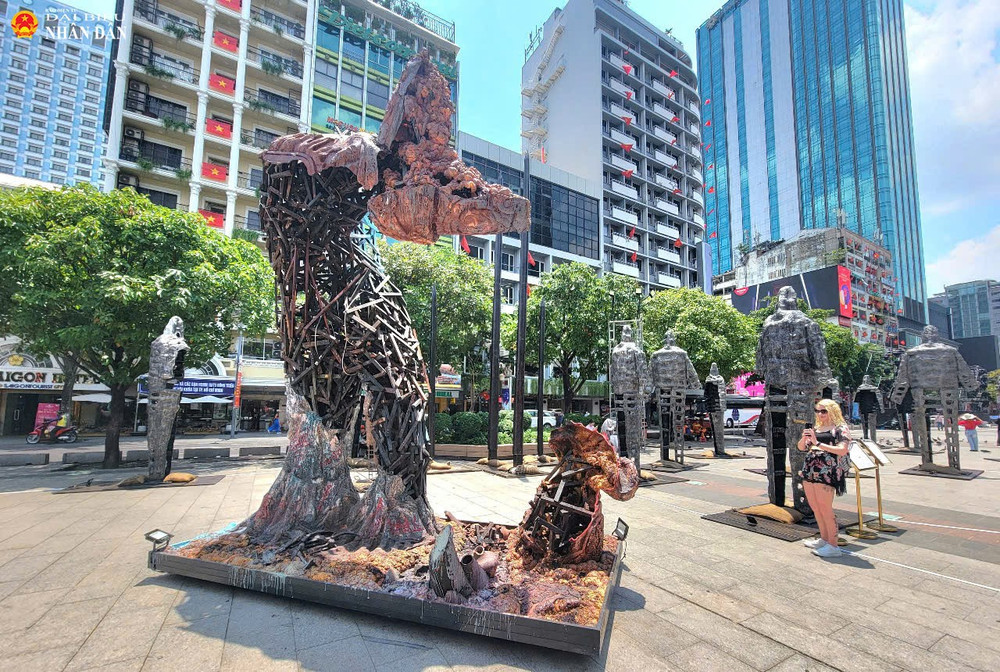 Tác phẩm “Thần Bảo hộ”. Ảnh: Quang Phương 2.jpg