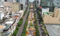 TP. Hồ Chí Minh: Người dân đổ về đường hoa Nguyễn Huệ du xuân ngày đầu năm mới Ất Tỵ