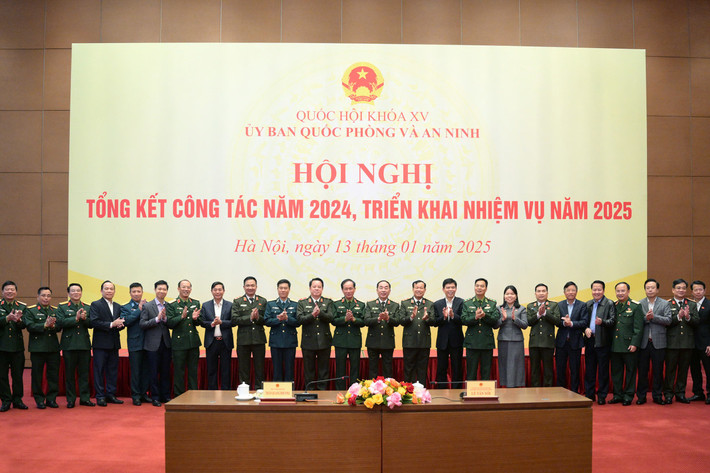 Các đại biểu chụp hình lưu niệm z6224752538948-4301287698eff220554de9986951efe4.jpg