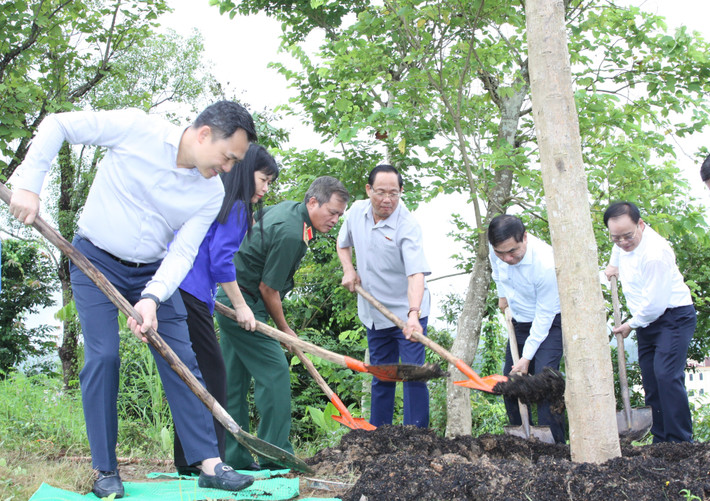 Phó Chủ tịch Quốc hội, Thượng tướng Trần Quang Phương trồng cây lưu niệm tại Đền thờ Liệt sĩ tại Chiến trường Điện Biên Phủ, tỉnh Điện Biên Phó Chủ tịch Quốc hội, Thượng tướng Trần Quang Phương trồng cây lưu niệm tại Đền thờ Liệt sĩ tại Chiến trường Điện Biên Phủ, tỉnh Điện Biên