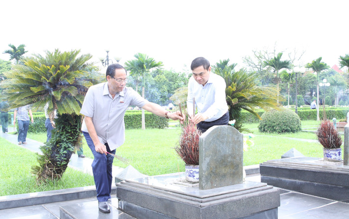 Phó Chủ tịch Quốc hội, Thượng tướng Trần Quang Phương và Bí thư Tỉnh ủy Điện Biên Trần Quốc Cường thắp hương cho các liệt sĩ tại Nghĩa trang Liệt sĩ A1, tỉnh Điện Biên Phó Chủ tịch Quốc hội, Thượng tướng Trần Quang Phương và Bí thư Tỉnh ủy Điện Biên Trần Quốc Cường thắp hương cho các liệt sĩ tại Nghĩa trang Liệt sĩ A1, tỉnh Điện Biên