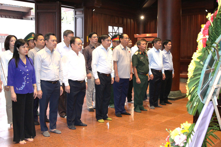 Phó Chủ tịch Quốc hội, Thượng tướng Trần Quang Phương và Đoàn công tác dâng hương, dâng hoa tại Đền thờ Liệt sĩ tại Chiến trường Điện Biên Phủ, tỉnh Điện Biên Phó Chủ tịch Quốc hội, Thượng tướng Trần Quang Phương và Đoàn công tác dâng hương, dâng hoa tại Đền thờ Liệt sĩ tại Chiến trường Điện Biên Phủ, tỉnh Điện Biên