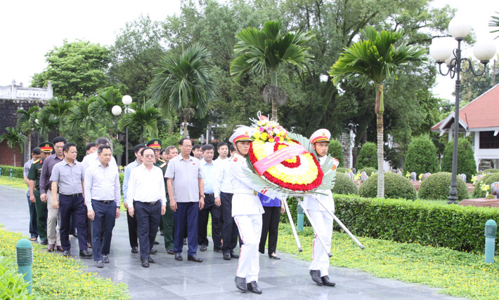Phó Chủ tịch Quốc hội, Thượng tướng Trần Quang Phương và Đoàn công tác dâng hương, dâng hoa tại Nghĩa trang Liệt sĩ A1, tỉnh Điện Biên Phó Chủ tịch Quốc hội, Thượng tướng Trần Quang Phương và Đoàn công tác dâng hương, dâng hoa tại Nghĩa trang Liệt sĩ A1, tỉnh Điện Biên