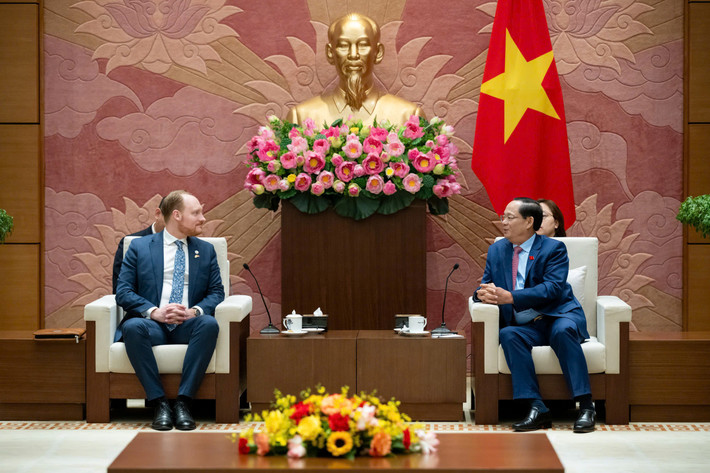 Phó Chủ tịch Quốc hội, Thượng tướng Trần Quang Phương tiếp Đoàn Ủy ban Đối ngoại của Quốc hội Vương quốc Thụy Điển z6368927170768-a678fea0125e073aca7d7ca49c0ac5d9.jpg