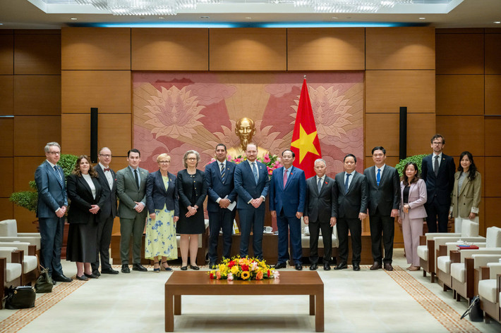 Phó Chủ tịch Quốc hội, Thượng tướng Trần Quang Phương chụp ảnh lưu niệm cùng Đoàn Ủy ban Đối ngoại của Quốc hội Vương quốc Thụy Điển Phó Chủ tịch Quốc hội, Thượng tướng Trần Quang Phương chụp ảnh lưu niệm cùng Đoàn Ủy ban Đối ngoại của Quốc hội Vương quốc Thụy Điển