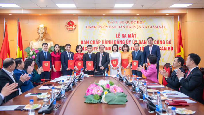Chủ nhiệm Ủy ban Dân nguyện và Giám sát Dương Thanh Bình trao quyết định bổ nhiệm Vụ trưởng, Phó Vụ trưởng Vụ Dân nguyện và Giám sát Chủ nhiệm Ủy ban Dân nguyện và Giám sát Dương Thanh Bình trao quyết định bổ nhiệm Vụ trưởng, Phó Vụ trưởng Vụ Dân nguyện và Giám sát