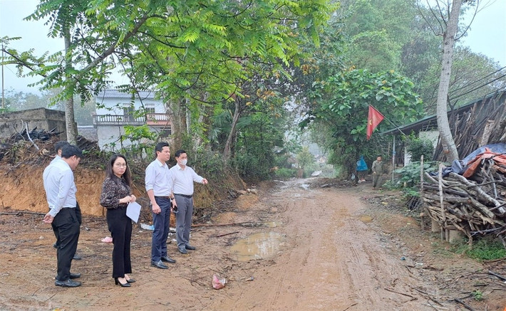Tổ đại biểu HĐND tỉnh ứng cử tại thành phố Tuyên Quang giám sát kết quả giải quyết kiến nghị của cử tri tại xã Kim Phú. Ảnh: T. Nam Tổ đại biểu HĐND tỉnh ứng cử tại thành phố Tuyên Quang giám sát kết quả giải quyết kiến nghị của cử tri tại xã Kim Phú. Ảnh: T. Nam
