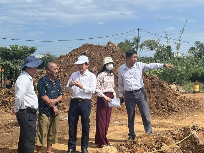 Trưởng Ban Kinh tế - Ngân sách HĐND tỉnh Nguyễn Kim Phước đề nghị người dân khi phát hiện hoạt động bất thường của nhà máy báo cáo ngay cho cơ quan chức năng tại địa phương, đồng thời báo cáo với lãnh đạo công ty. Ảnh: Phan Anh 1-246.jpg