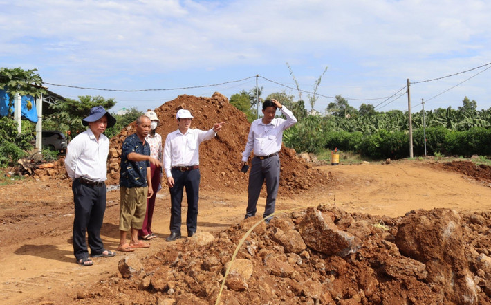 Đoàn HĐND tỉnh khảo sát thực tế sau giám sát đối với đơn kiến nghị của ông Cao Thanh Tùng và các hộ dân tại xã Vĩnh Tân, huyện Vĩnh Cửu liên quan đến việc nhà máy của Công ty CP Môi trường Thiên Thanh hoạt động gây ô nhiễm môi trường. Ảnh: Hoàng Lộc 1-5362.jpg