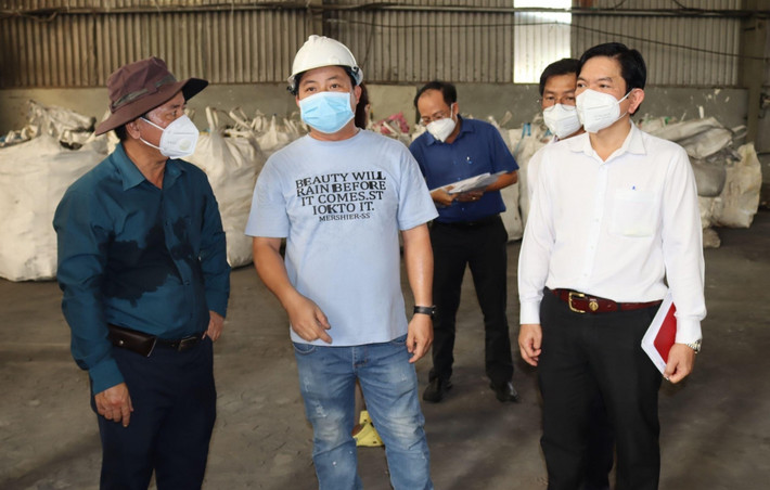 HĐND tỉnh Đồng Nai khảo sát thực tế bên trong nhà máy của Công ty CP Môi trường Thiên Thanh ngày 30.10. Ảnh: Hoàng Lộc 1-3453.jpg