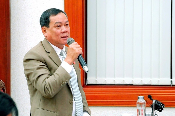 Trưởng ban Kinh tế-Ngân sách HĐND tỉnh Nguyễn Đình Phương chất vấn nội dung liên quan đến lĩnh vực thu hút đầu tư. Ảnh: Đ.T 1-5437.jpg