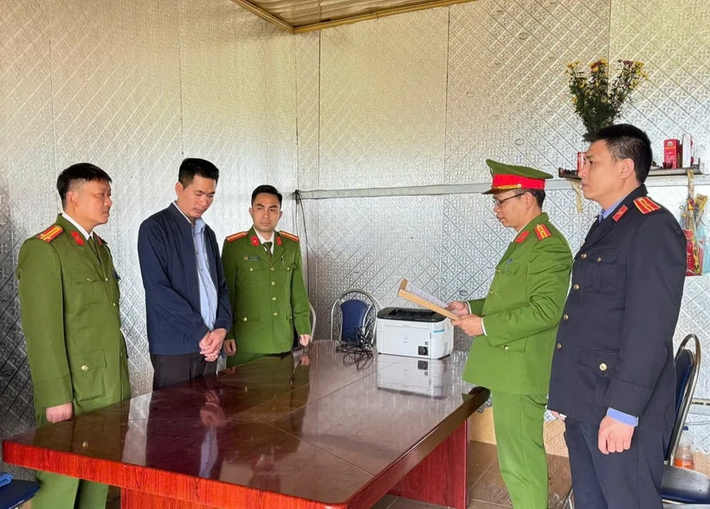 Cơ quan Cảnh sát điều tra Công an tỉnh Bắc Giang đọc các Quyết định và Lệnh đối với Nguyễn Đình Văn, Giám đốc Công ty TNHH xây dựng và Thương mại Lục Giang Sơn. (Nguồn: Công an tỉnh Bắc Giang) cong-ty-luc-giang-son.png