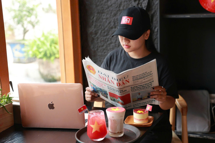 Các bạn trẻ thích thú check-in tại quán cà phê lu-a-cafe-4.jpg