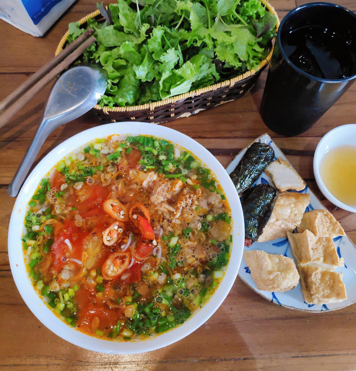 Món bún cua và hành phi đặc trưng 97207090-885483491927465-5376473819575746560-n.jpg