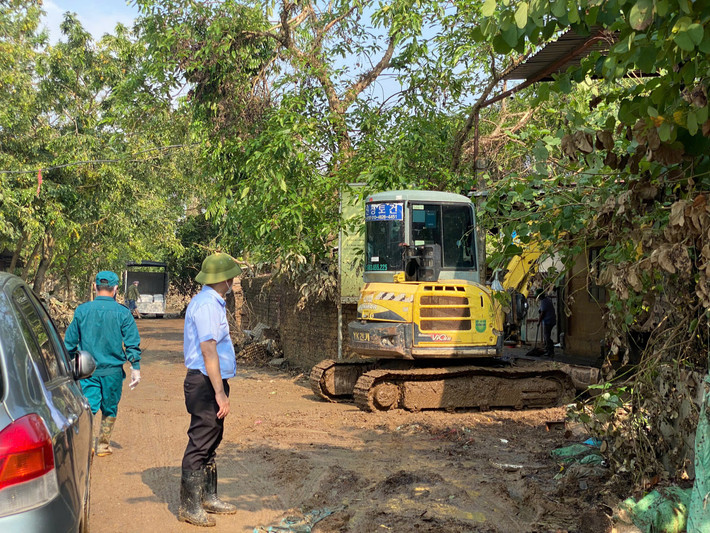 Chính quyền địa phương huy động phương tiện, máy móc và nhân lực xuống hỗ trợ người dân khắc phục hậu quả sau bão lũ trai ga_Dong Anh_Ha Noi (9).jpg