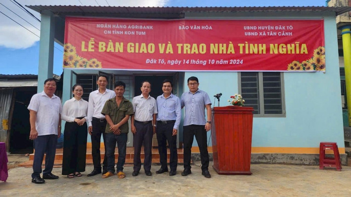 Lễ bàn giao nhà “Đại đoàn kết” tại xã Tân Cảnh, huyện Đăk Tô, Kon Tum. Ảnh: Bá Tứ Lễ bàn giao nhà “Đại đoàn kết” tại xã Tân Cảnh, huyện Đăk Tô, Kon Tum. Ảnh: Bá Tứ