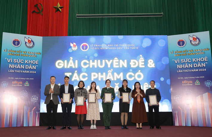 Phóng viên Báo Đại biểu Nhân dân và các tác giả nhận giải Chuyên đề và tác phẩm báo chí có ý nghĩa đặc biệt z6212355626825-87df13feba4b0f852abf7a80ccd0d8c2.jpg