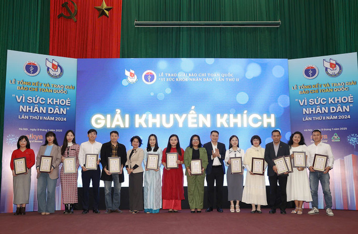 Phóng viên Báo Đại biểu Nhân dân và các tác giả nhận Giải Khuyến khích. Ảnh: Tùng Dương z6212355536378-77dd9863b0ddf32267df803af60d4e81.jpg