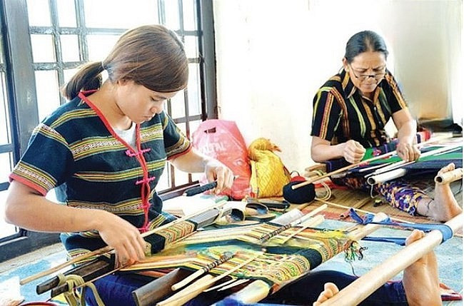Các thành viên tổ hợp tác dệt thổ cẩm bon N’Jriêng, xã Đắk Nia. Ảnh: TL tinh-dak-nong-voi-no-luc-giam-ngheo-ben-vung-cho-dong-bao-dan-toc-thieu-so-20220826154523.jpg