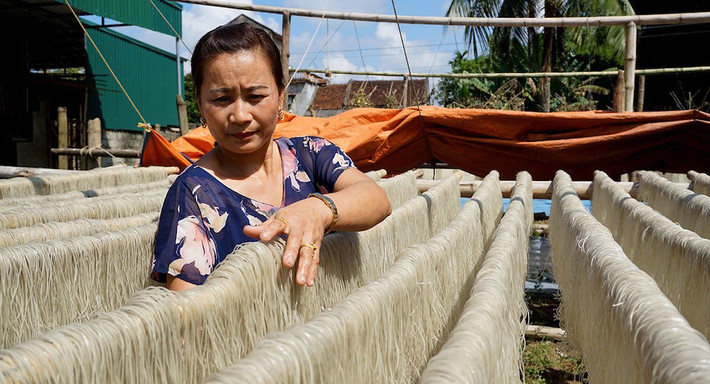 Nhiều sản phẩm OCOP được sản xuấttừ nông sản địa phương giúp người dân nâng cao thu nhập. Ảnh: Thu Trang Nhiều sản phẩm OCOP được sản xuấttừ nông sản địa phương giúp người dân nâng cao thu nhập. Ảnh: Thu Trang