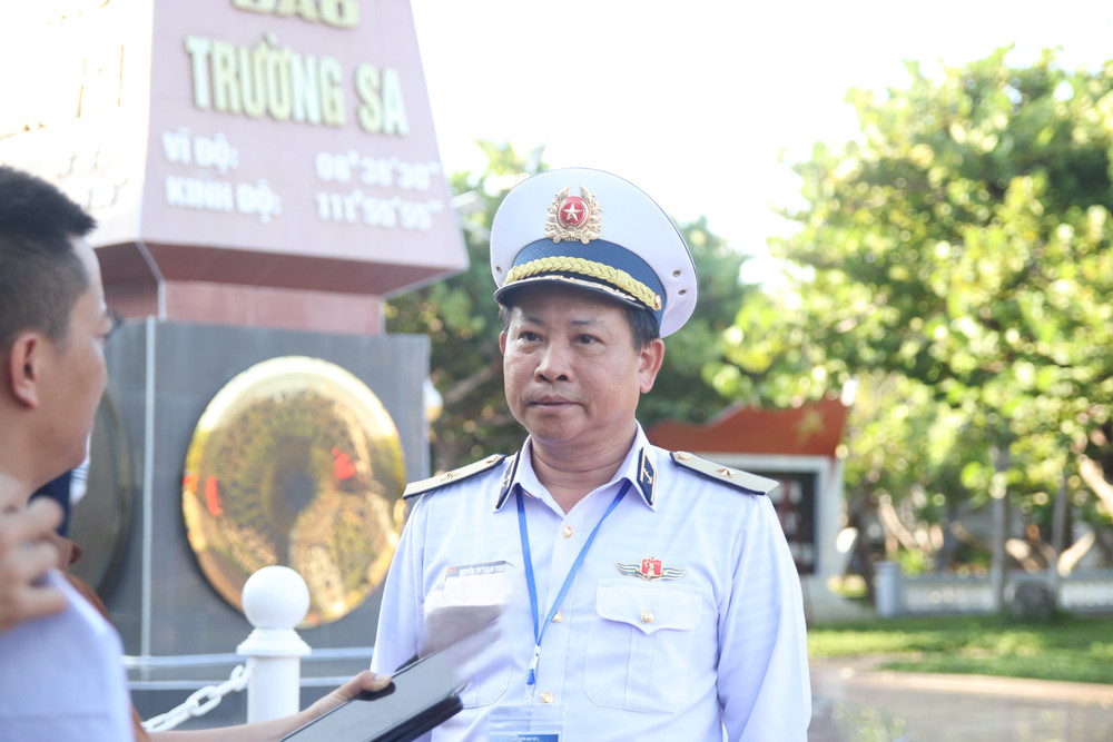 Chuẩn đô đốc Nguyễn Thiên Quân, Tư lệnh Vùng 3 Hải quân trả lời phỏng vấn Báo Đại biểu Nhân dân ngay tại cột mốc Đảo Trường Sa (thuộc quần đảo Trường Sa) a-01.jpg