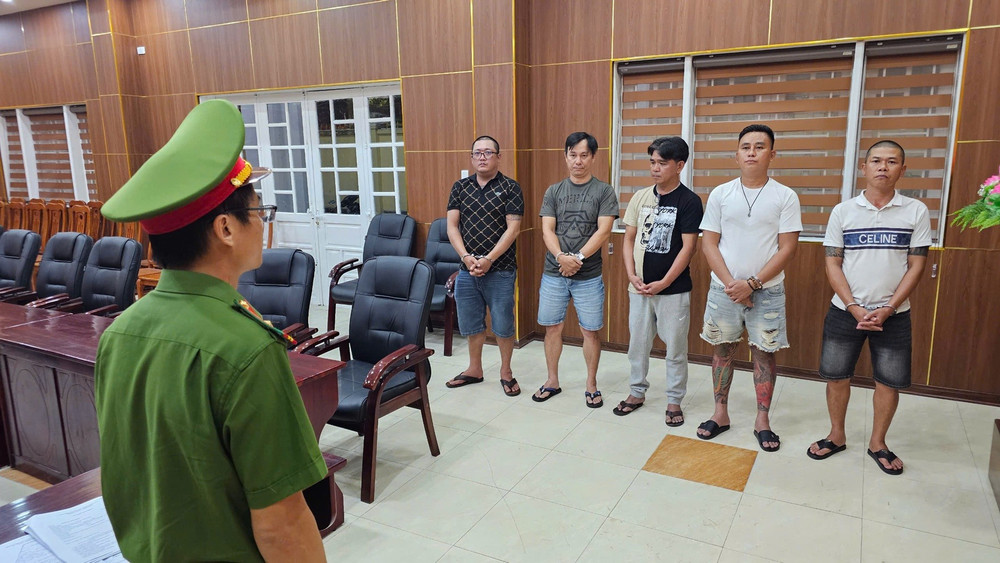 Các đối tượng trong đường dây cá độ bóng đá. Ảnh: CACC t-01.jpg