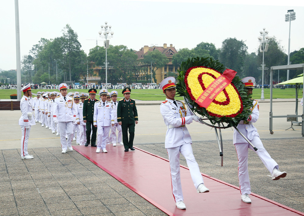 Quân chủng Hải quân tổ chức lễ báo công dâng Bác. vieng-1.jpg